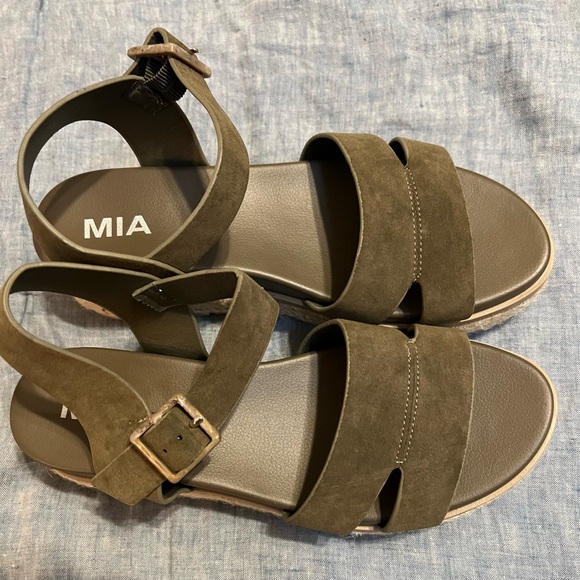 Mia “Evana” Wedge Sandals Olive Green EUC Only Worn Once Size 8 - Picture 9 of 10